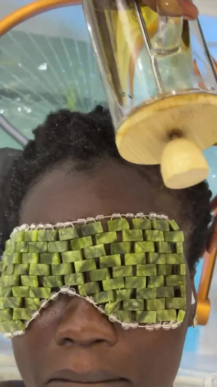 Praticienne réalisant un rituel Hair Spa Ayurveda Hair
